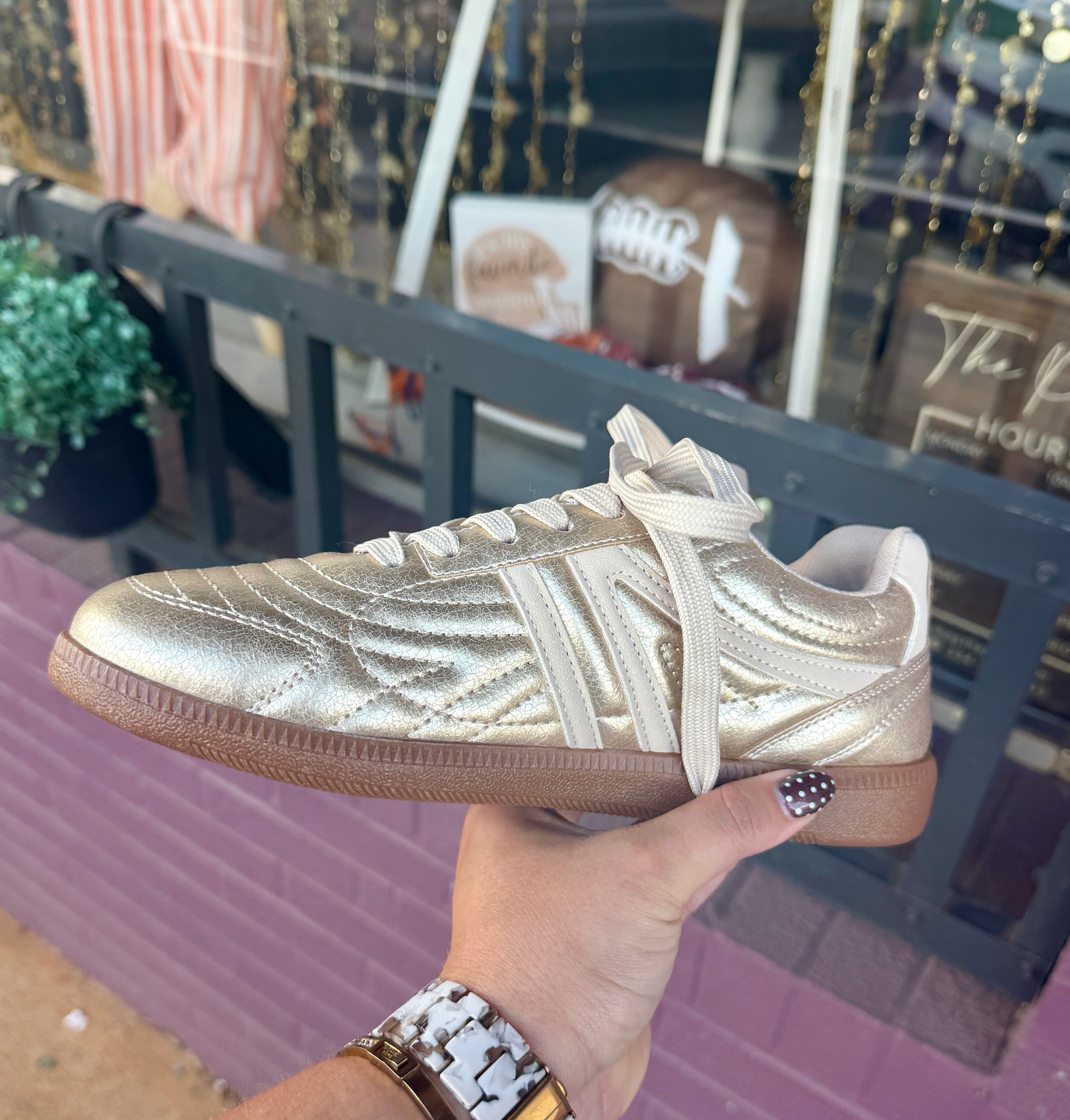 Outwoods Gold Sneaker